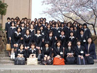 入学後一週間の新入生：短大庭園(2008.04.12)